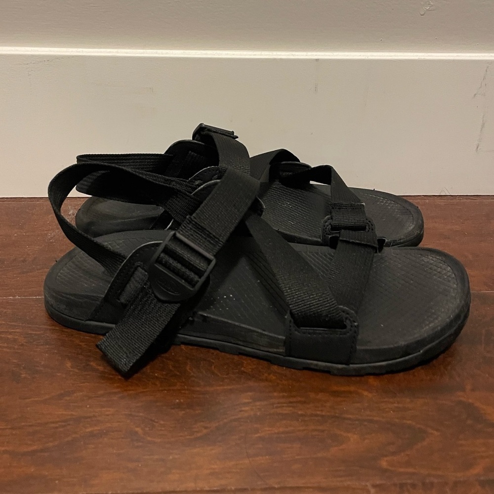 Chaco Lowdown Sandals. Black , size 9